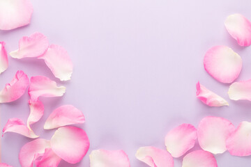 Plakat Rose flowers petals on pastel background. Valentines day background. Flat lay, top view, copy space.