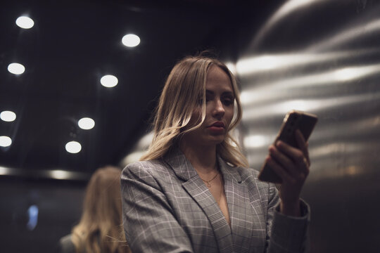 Frau in Business Lifestyle Anzug in Rosa Pink mit Sonnenbrille in Berlin