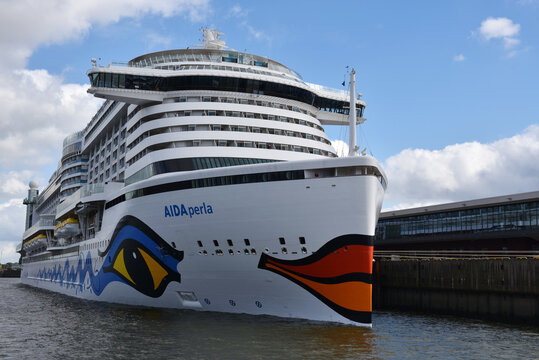 Aida perla im Hamburger Hafen 