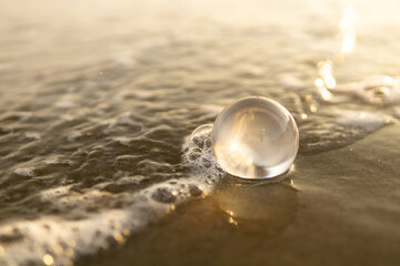 砂浜とガラス玉
