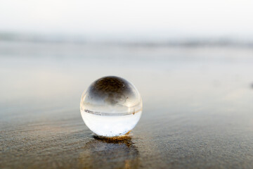 砂浜とガラス玉