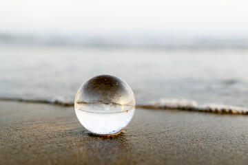 Fototapeta na wymiar 砂浜とガラス玉