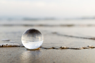 Fototapeta na wymiar 砂浜とガラス玉