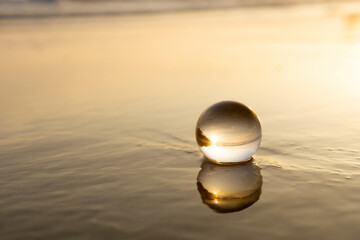 砂浜とガラス玉