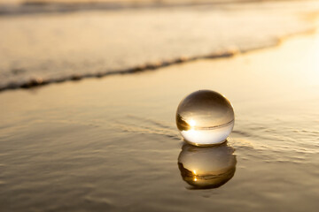 砂浜とガラス玉