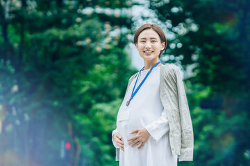 妊娠中のビジネスウーマン