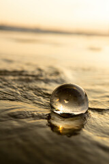 砂浜とガラス玉