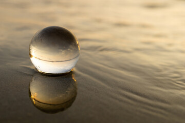 砂浜とガラス玉