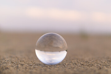 砂浜とガラス玉