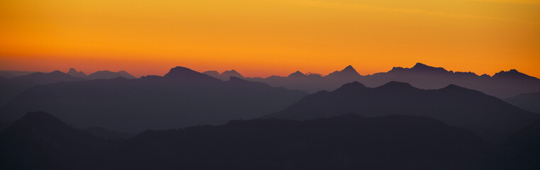 Fototapeta na wymiar coucher de soleil sur les alpes grisonnes vu de l'ebenalp