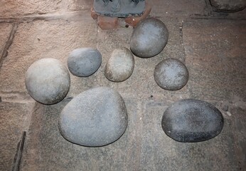 Ball-shaped rock stones used by the Dutch as a substitute for cannonballs.