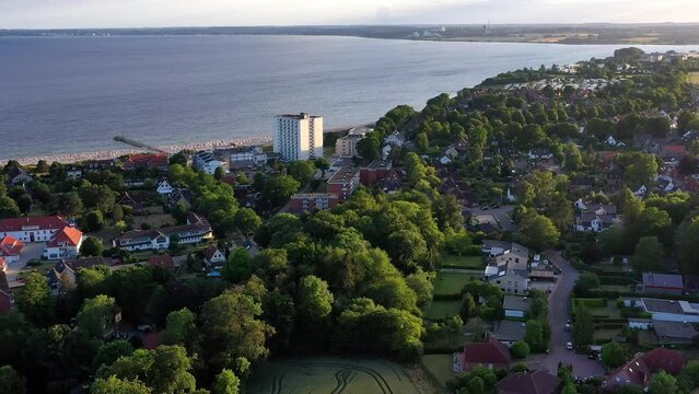 Flug &uuml;ber Sandstrand an der Ostseek&uuml;ste,  Hotel, Turm, Seebr&uuml;cke, Strandk&ouml;rbe, Segelboote, Motorboote, Campingplatz, Pelzerhaken, L&uuml;becker Bucht, Neustadt in Holstein, Schleswig-Holstein, Deutschland