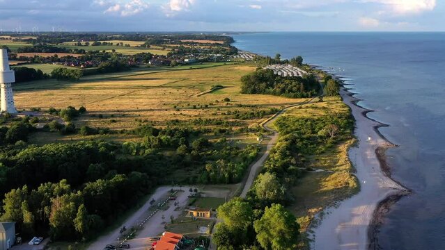 Flug &uuml;ber Sandstrand an der Ostseek&uuml;ste,  Hotel, Turm, Seebr&uuml;cke, Strandk&ouml;rbe, Segelboote, Motorboote, Campingplatz, Pelzerhaken, L&uuml;becker Bucht, Neustadt in Holstein, Schleswig-Holstein, Deutschland