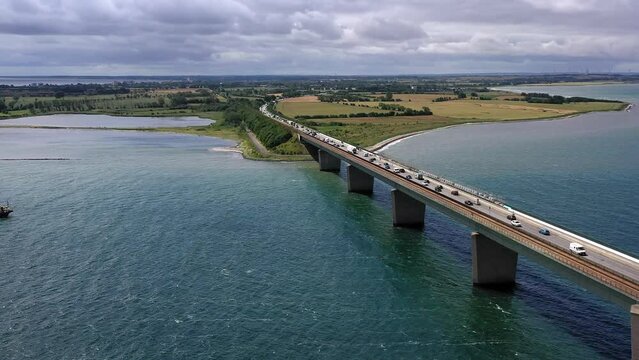 Meerenge bei Insel Fehmarn, Fehmarnsund Br&uuml;cke, flie&szlig;ender Verkehr, LKW, PKW, Bahn, Weiter Blick &uuml;ber die Insel, Arbeitsschiff, Versorgungsschiff, Tunnelbau, Schleswig-Holstein, Deutschland