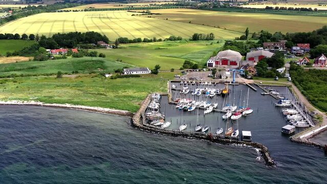 Flug &uuml;ber den Fehmarnsund Hafen mit Segelbooten und Sportbooten, Fehmarnsund Br&uuml;cke, Weiter Blick &uuml;ber die Insel, Ostsee, Schleswig-Holstein, Deutschland
