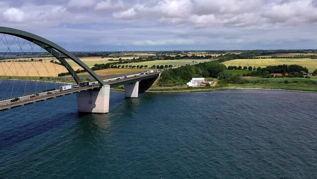 Flug &uuml;ber die Meerenge bei Insel Fehmarn, Fehmarnsund Br&uuml;cke, flie&szlig;ender Verkehr, LKW, PKW, Bahn, Weiter Blick &uuml;ber die Insel, Ostsee, Schleswig-Holstein, Deutschland