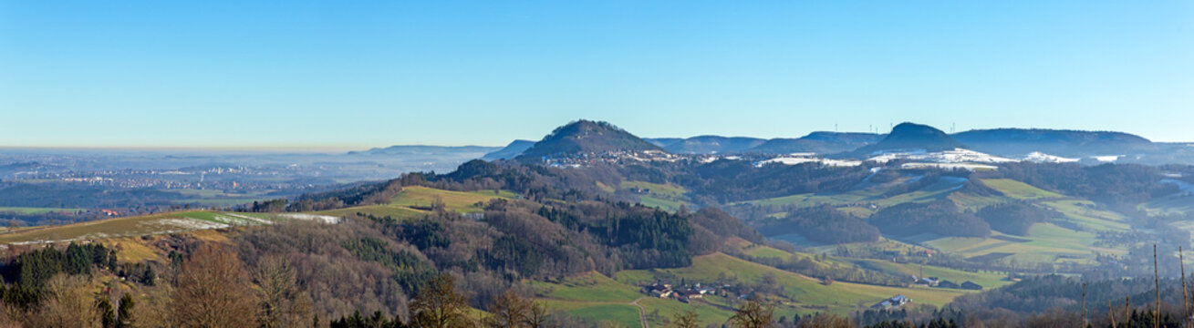 Panorama vom Fuss des Hohenstaufen auf die Berge Rechberg und Stuifen und auf die Stadt Schwäbisch Gmünd