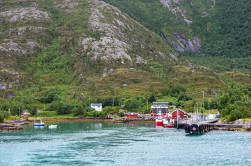 Naklejka premium Petit port au bord d'un fjord