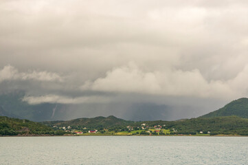 Pluie au-dessus d'un fjord norvégien