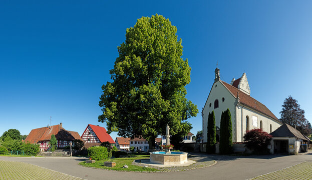Dorfplatz vor der Kirche in Oberbetenbrunn bei Heiligenberg in Oberschwaben