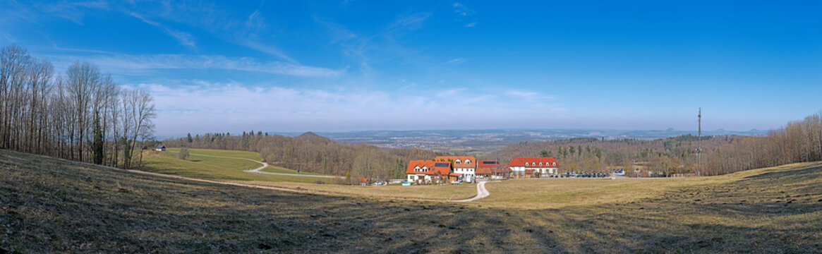 Ausblick vom Kaltenwanghof bei Gruibingen (Landkreis Göppingen) auf das Albvorland und die Dreikaiserberge