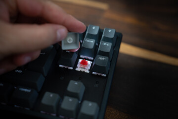 Mechanische Tastatur auf Holzschreibtisch