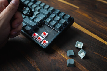 Mechanische Tastatur auf Holzschreibtisch