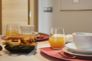 breakfast without diamonds on a round white table