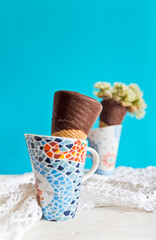 Cucuruchos de chocolate rellenos de flores. Fondo azul