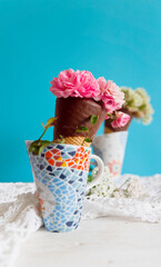 Cucuruchos de chocolate rellenos de flores. Fondo azul