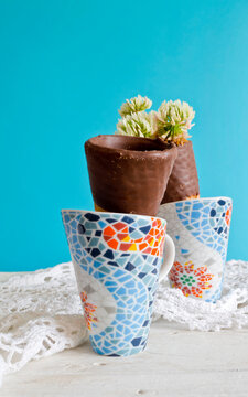 Cucuruchos de chocolate rellenos de flores. Fondo azul