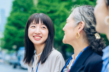 大学生・新入社員・若手の女性と社会人の先輩