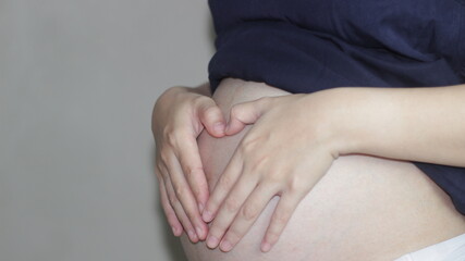 Hands holdig pregnant belly