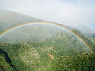 Regenbogen in den Bergen