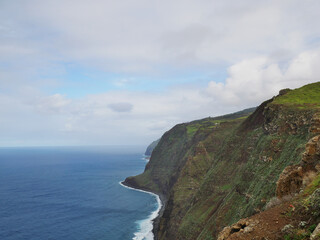 Blick über Klippen und Meer - Madeira