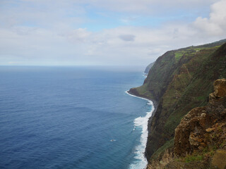 Fototapeta na wymiar Blick über Klippen und Meer - Madeira
