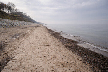 Kamienista plaża nad morzem Błatyckim