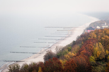 Brzeg morza jesienią widziany z góry