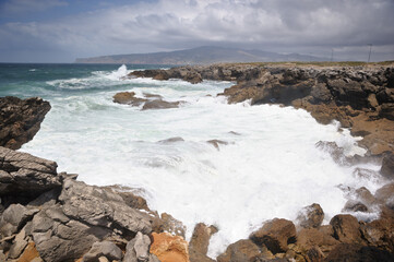 Kamienisty brzeg oceanu za Cascais w Portugalii - obrazy, fototapety, plakaty