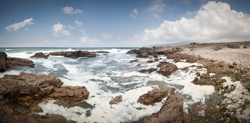 Kamienisty brzeg oceanu za Cascais w Portugalii - obrazy, fototapety, plakaty