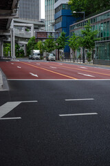 東京六本木3丁目の六本木通りと首都高の風景