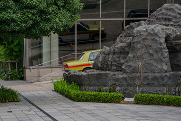 東京六本木6丁目のタクシーと岩の風景