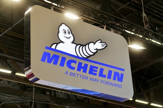 Enseigne, logo et slogan de l&rsquo;entreprise Michelin, c&eacute;l&egrave;bre marque fran&ccedil;aise de pneumatiques, sur un panneau lumineux au salon Eurosatory de juin 2022 (France)