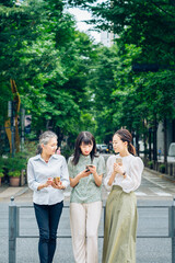 スマートフォンを使うさまざまな世代の女性