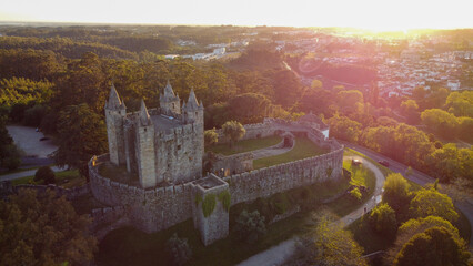 Vista aérea de drone sobre o Castelo de Santa Maria da Feira, Aveiro (Portugal)