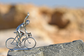 Cyclisme cycliste vélo champion Tour de France maillot jaune victoire trophée 