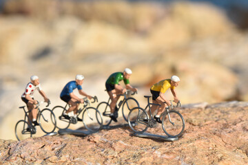 Cyclisme cycliste vélo champion Tour de France maillot jaune montagne coureur  - obrazy, fototapety, plakaty