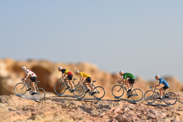 Cyclisme cycliste vélo champion Tour de France maillot jaune pois  - obrazy, fototapety, plakaty