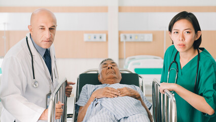 Obraz premium The doctor and nurse quickly run to send the patient to the emergency department at the hospital.