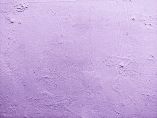 淡い紫色にペイントされたざらざらの壁